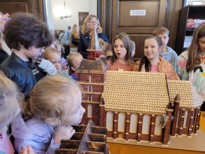 Read more about the article Wystawa modeli zabytków wykonanych z zapałek