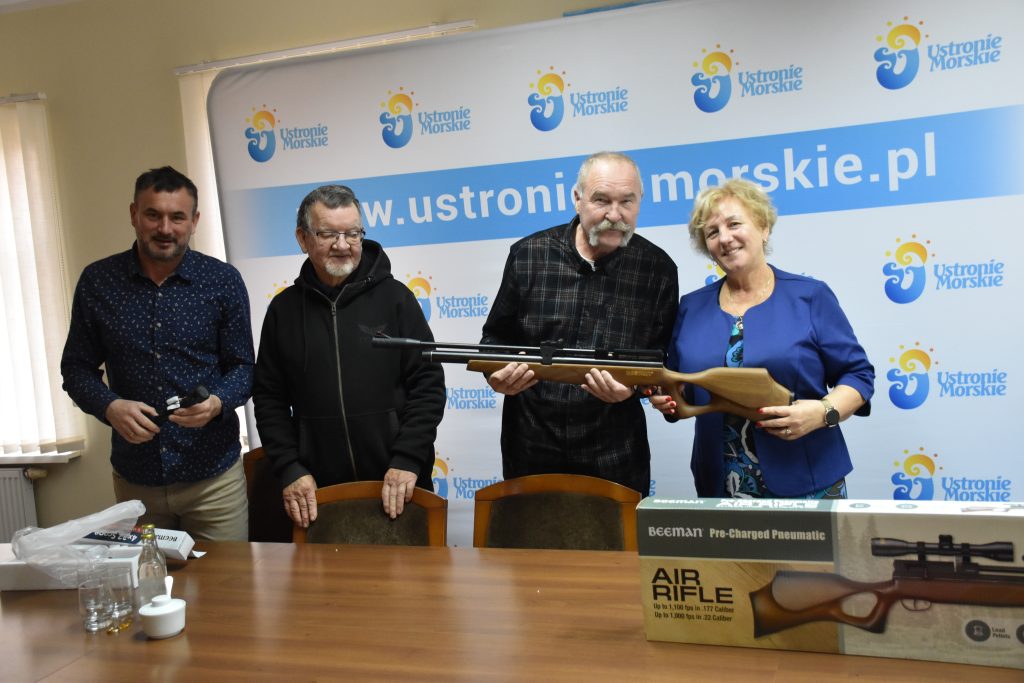 bron1 1024x683 - Gmina Ustronie Morskie sprezentowała broń rekreacyjno-sportową