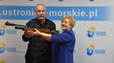 Gmina Ustronie Morskie sprezentowała broń rekreacyjno-sportową