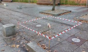 Read more about the article Fontanna przy kortach uszkodzona. Kierowcę, który samochodem wjechał na promenadę, udało się namierzyć dzięki monitoringowi