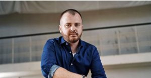 Read more about the article 14 listopada, biblioteka, spotkanie z pisarzem Wojciechem Chmielarzem, godz. 19, bezpłatne wejściówki