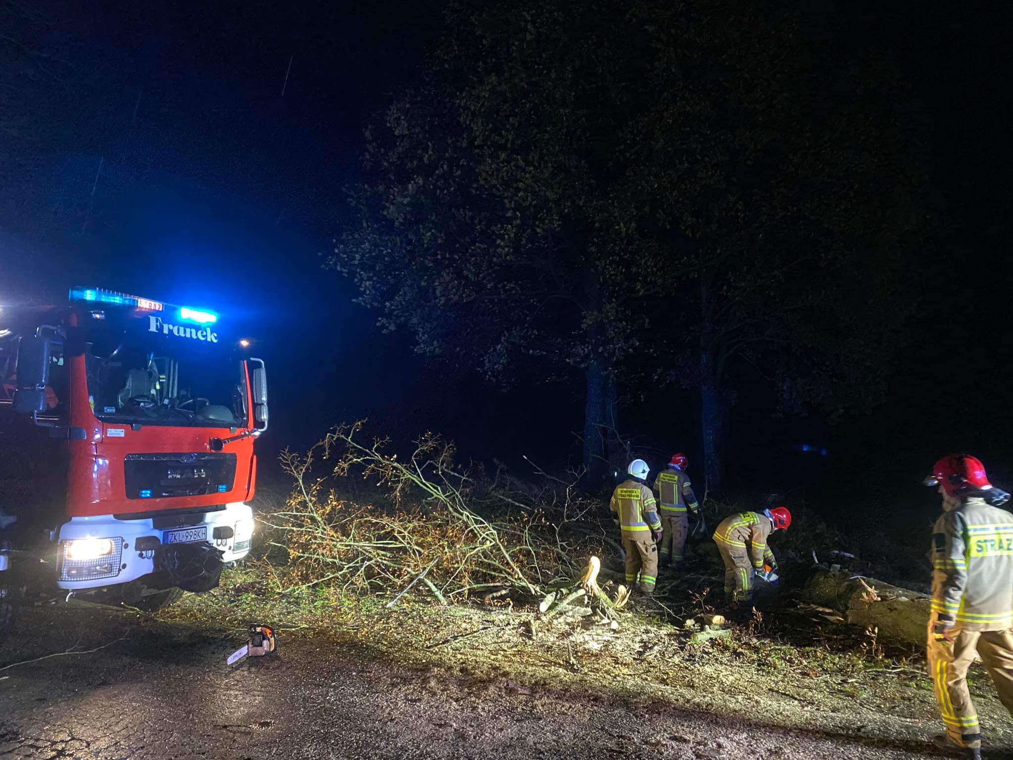 You are currently viewing 19 interwencji strażaków w związku z wichurą, która od wczoraj przechodzi przez nasz region