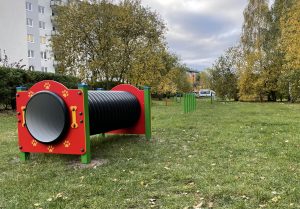 Read more about the article Modernizacja wybiegu dla psów przy Okopowej. Czworonogi mogą teraz trenować tu slalomy i skoki lub przebiec się przez tunel