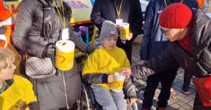 Read more about the article Kwesta na rzecz hospicjum. Kołobrzeżanie wrzucili do puszek rekordowo dużo datków