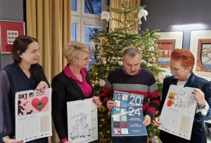 Read more about the article Rysunki namalowane przez dzieci z kołobrzeskich szkół trafiły do kalendarza. Można go teraz dostać w zamian za datek dla schroniska dla zwierząt