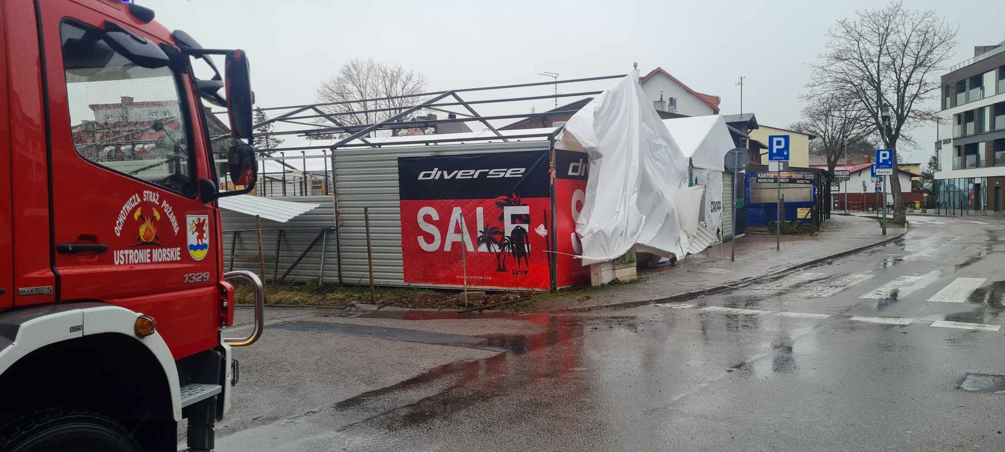 You are currently viewing Wiatr uszkodził pawilony handlowe i budynek gospodarczy (ZDJĘCIA)