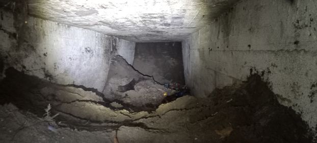 You are currently viewing Uwaga na schron w parku za RCK. Spacer po jego powierzchni może być niebezpieczny