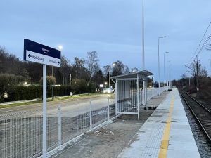 Read more about the article Do końca roku nowy przystanek PKP ma być gotowy. Mieszkańcy osiedla „Ogrody” zyskali przy okazji dodatkowe legalne przejście przez tory