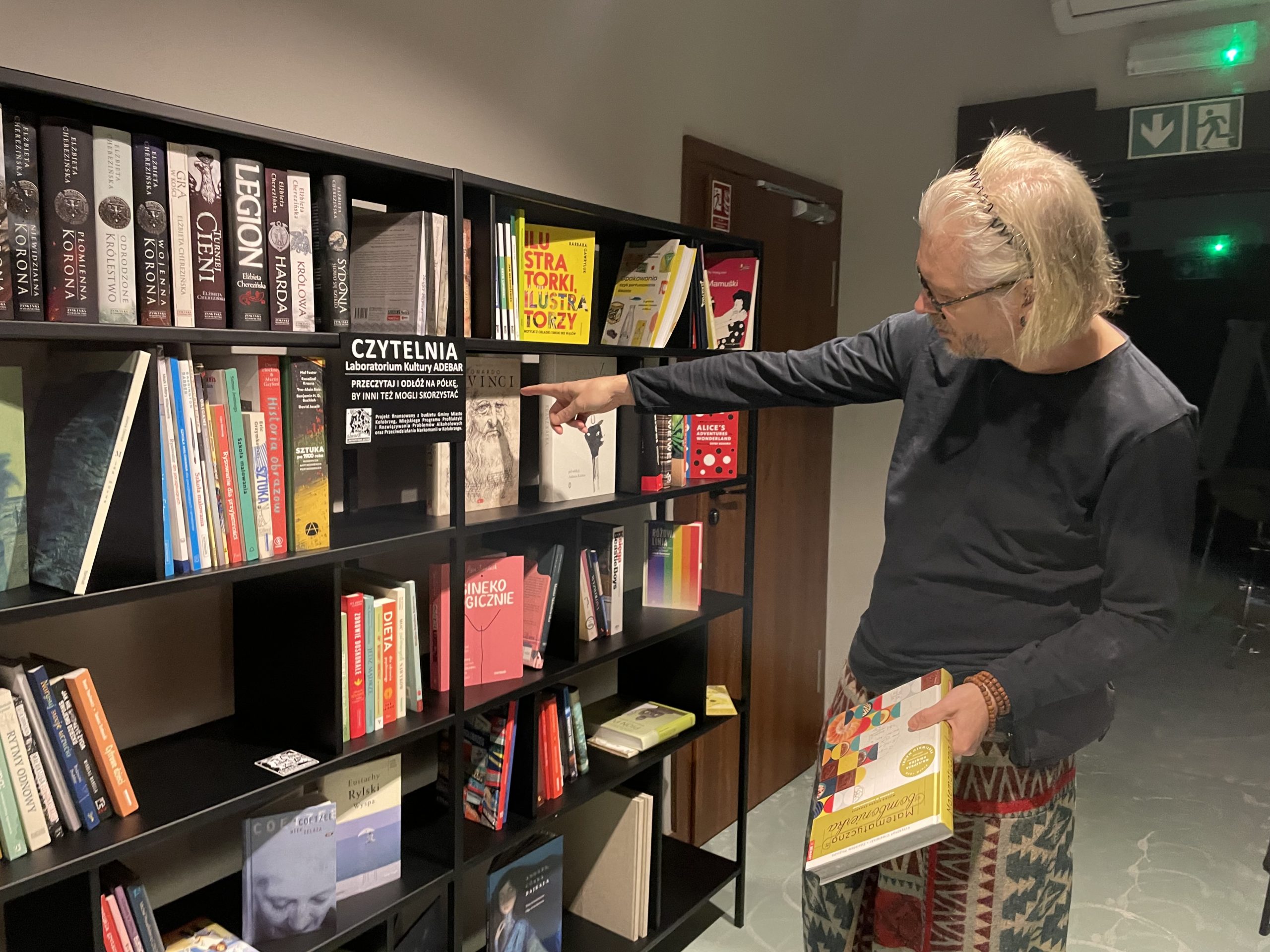 You are currently viewing Po inspirację do Adebaru. Kameralna czytelnia z wyjątkowymi książkami w piwnicach ratusza