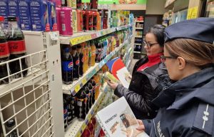 Read more about the article Policjanci kontrolują sklepy. Sprawdzają, czy po zmianie prawa ten produkt nie trafia do dzieci