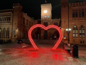 Read more about the article W centrum Kołobrzegu stanęło wielkie serce. Efektownie prezentuje się głównie po zmroku