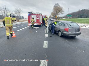 Read more about the article Wypadek na skrzyżowaniu DW 112 i drogi powiatowej. 30-latek prowadził bez uprawnień