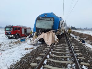 Read more about the article Pociąg relacji Kołobrzeg – Poznań zderzył się z ciężarówką i wypadł z torów. Jedna osoba nie żyje