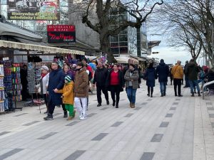 Read more about the article Wyjątkowo ciepły piątek. Nad morzem spacerujące tłumy (WIDEO)