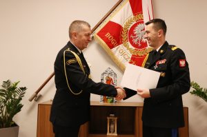 Read more about the article Awans komendanta kołobrzeskiej Straży Pożarnej. St. bryg. Makowski będzie służył w Szczecinie