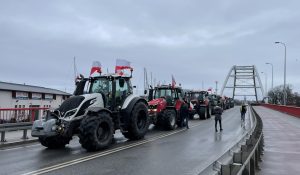 Read more about the article Rolnicy zablokowali dziś Kołobrzeg na znak protestu (ZDJĘCIA, WIDEO)