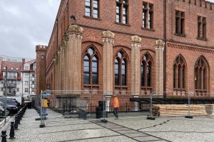 Read more about the article Wokół ratusza ustawiono dziś płot. Wiemy, po co i jak długo może zostać