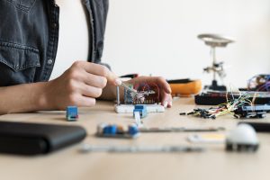 Read more about the article Jak wykorzystać Arduino w domowej robotyce?