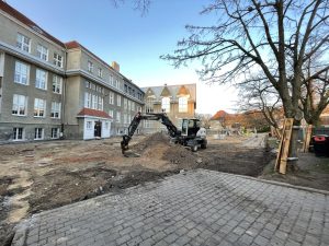 Read more about the article W centrum Kołobrzegu ruszyła budowa boiska i siłowni zewnętrznej