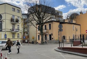 Read more about the article Szpilki tu pani nie wciśnie, a kolejne apartamenty tak? Kto stawia mur w dzielnicy portowej Kołobrzegu?