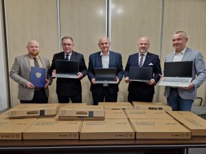 Read more about the article Kołobrzeska Izba Gospodarcza kupiła 15 laptopów dla podopiecznych Domu Dziecka w Gościnie
