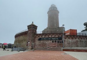 Read more about the article Rusza remont latarni morskiej. Przy zabytku było dziś stawiane ogrodzenie