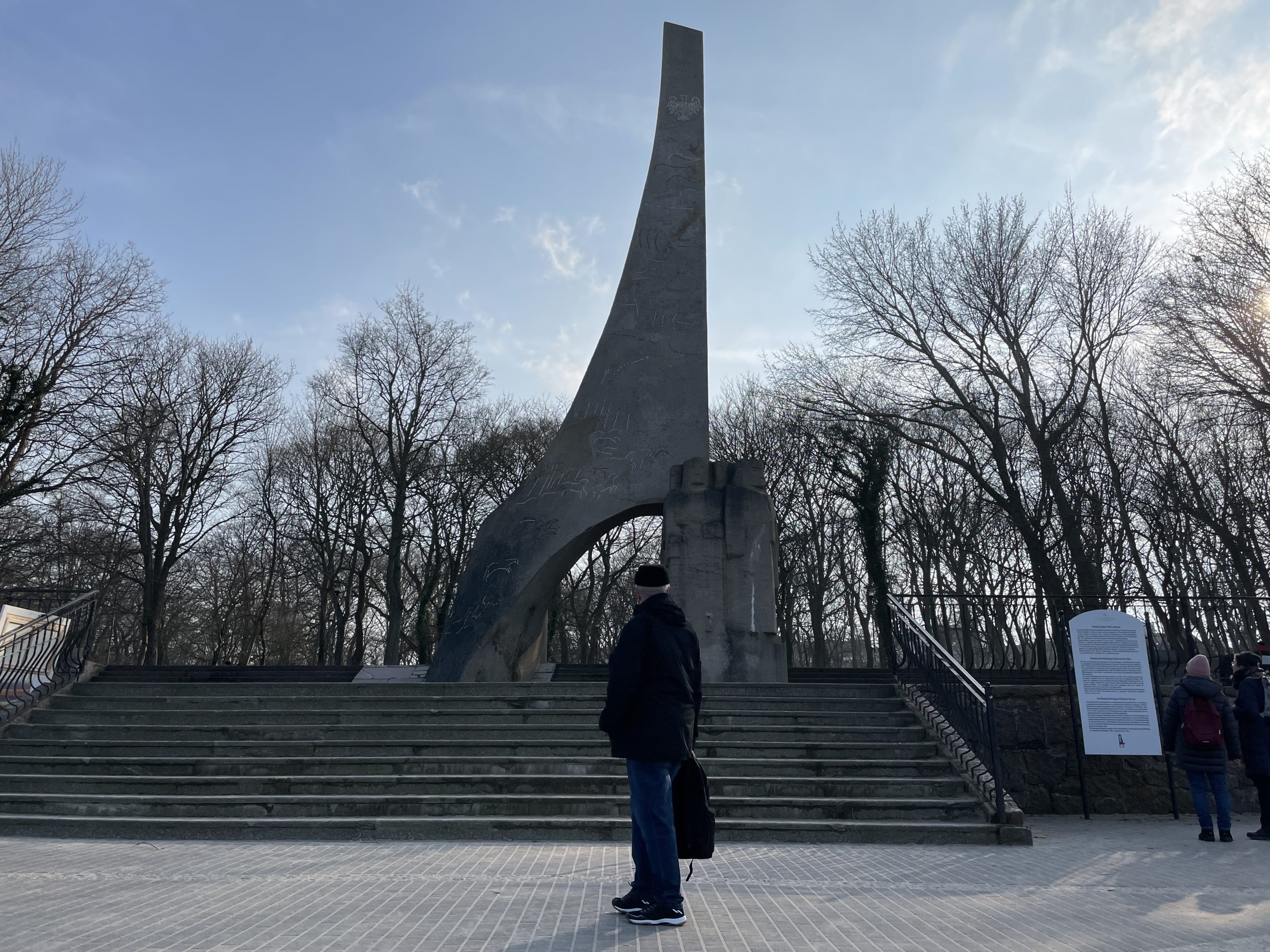 You are currently viewing Wymienią schody przed Pomnikiem Zaślubin Polski z Morzem. Granit zamiast lastryko