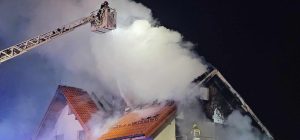 Read more about the article Pożar domu jednorodzinnego. Strażacy ratowali ludzi i zwierzęta