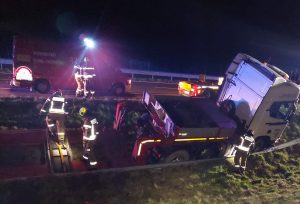 Read more about the article Ciężarówka wypadła z drogi i wjechała do rowu