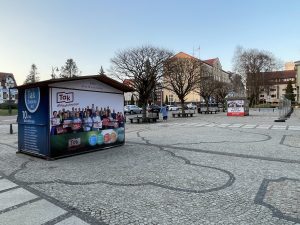 Read more about the article Na placu Ratuszowym obok siebie stoją dwa punkty wyborcze różnych komitetów. Sprawdzamy, kiedy są otwarte?