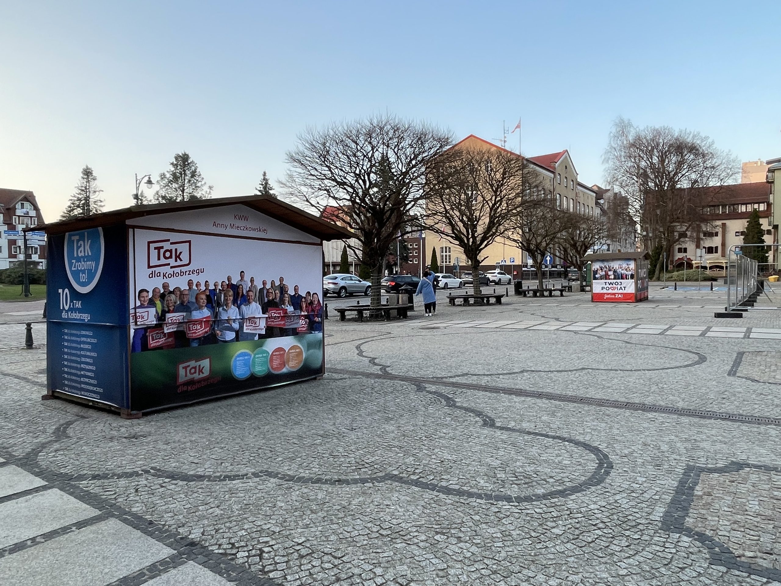 You are currently viewing Na placu Ratuszowym obok siebie stoją dwa punkty wyborcze różnych komitetów. Sprawdzamy, kiedy są otwarte?