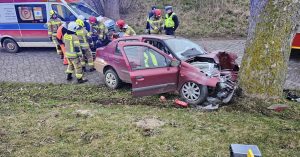 Wypadek w Kędrzynie (gm. Siemyśl). Kierowca był uwieziony we wraku samochodu