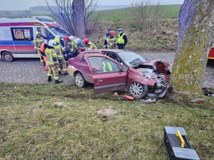 Read more about the article Wypadek w Kędrzynie (gm. Siemyśl). Kierowca był uwieziony we wraku samochodu