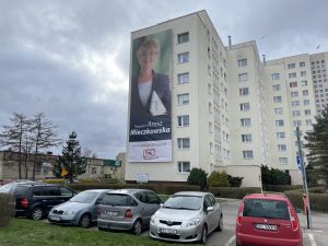 Read more about the article Banery wyborcze pojadą z Kołobrzegu na pierwszą linię frontu w Ukrainie. Żołnierze i cywile mają na nie pomysł