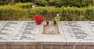Dewastacja nagrobków na cmentarzu wojennym w Kołobrzegu. Ktoś ukradł 17 tablic