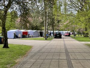 Read more about the article Na Skwerze Pionierów pojawiły się charakterystyczne biało-niebieskie namioty