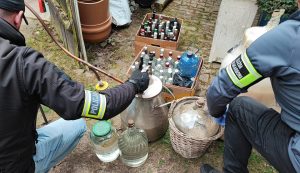 Read more about the article KAS zamknęła nielegalną bimbrownię. Zarekwirowano 53 l nielegalnego alkoholu