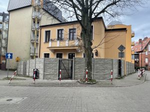 Read more about the article Jak nie wiadomo, o co chodzi, to chodzi o… apartamenty. Mur w centrum uzdrowiska zostanie rozebrany?