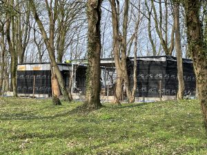 Read more about the article Blisko morza stawiane są pawilony handlowe. W wakacje można będzie już tu handlować