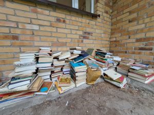 Read more about the article Biblioteka to nie jest wysypisko dla książek. Ktoś podrzucił ponad setkę starych wydawnictw, niektóre pokryte pleśnią
