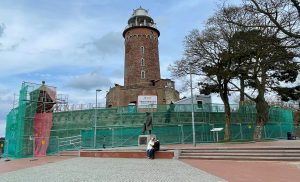 Read more about the article Latarnia morska obstawiona rusztowaniami. Nadal jednak można wejść na górę i podziwiać widoki