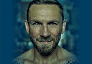 Read more about the article Przemek Kossakowski w Kołobrzegu. Spotkanie z dziennikarzem i podróżnikiem 24 kwietnia