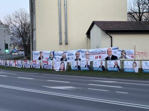 Read more about the article Do kiedy komitety wyborcze mają czas na usunięcie banerów? Jeżeli nie wyrobią się w terminie grozi im wysoka grzywna