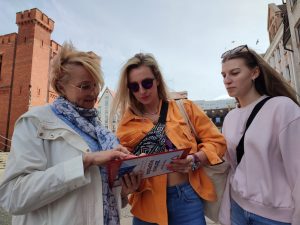 Read more about the article Ledwo skończyła się jedna kampania wyborcza, a już zaczęła następna. W Kołobrzegu zbierano podpisy pod listą poparcia KO