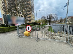 Read more about the article Barierki zagradzają zejście na bulwar nad Parsętą