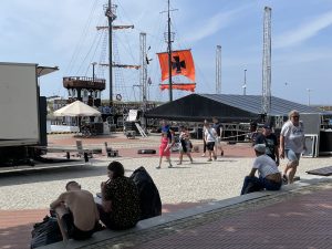 Read more about the article W kołobrzeskim porcie powstaje scena. Jutro zagrają tu gwiazdy