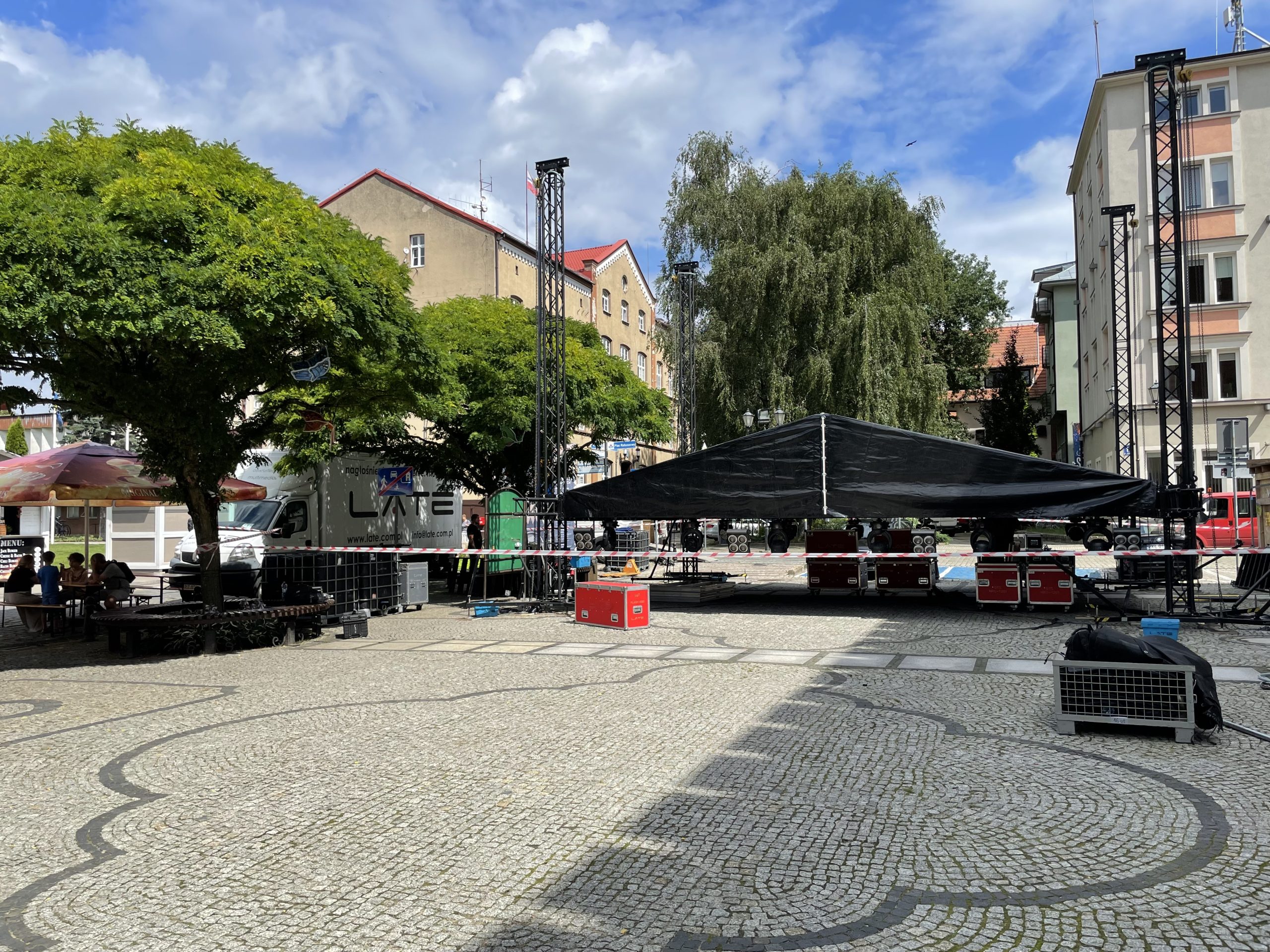 You are currently viewing Przy ratuszu w Kołobrzegu powstaje scena plenerowa. Sprawdź repertuar na najbliższe dni