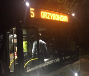 Read more about the article Brawo dla kierowcy miejskiego autobusu! Nie przejechał obojętnie obok człowieka w potrzebie