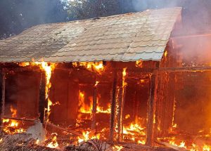 Read more about the article Pożar domku mieszkalnego. Spłonął całkowicie