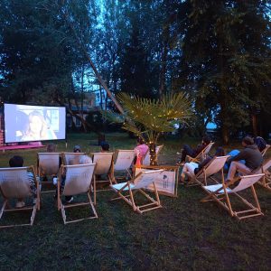 Read more about the article Plenerowe kino na leżakach w dzielnicy Zachodniej (REPERTUAR)